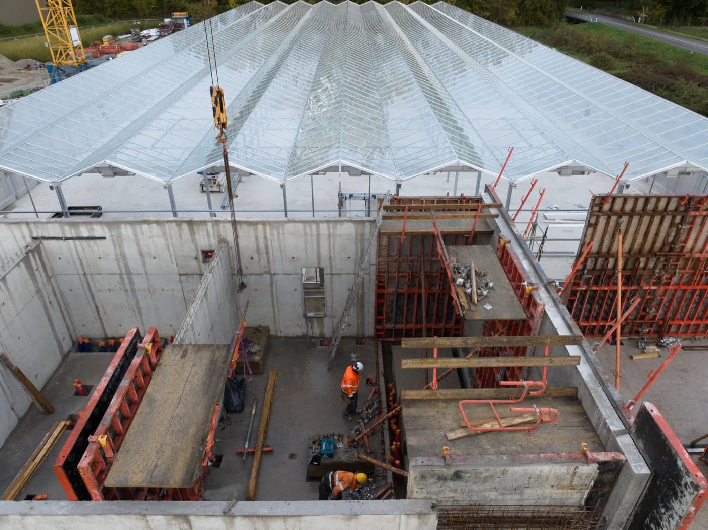 Vue aérienne d'une charpente métallique en cours de montage