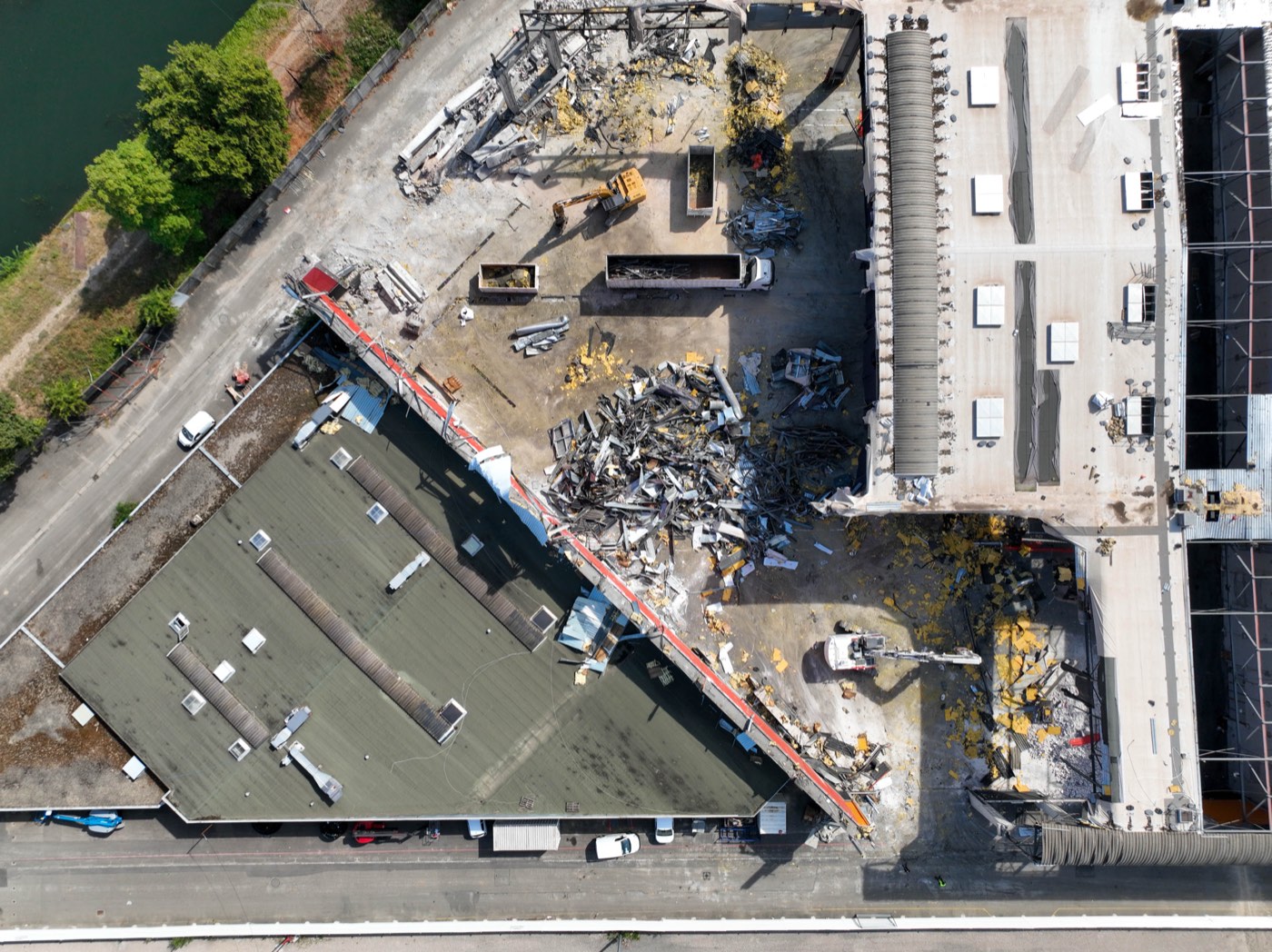 Vue aérienne drone d'un site industriel en cours de déconstruction