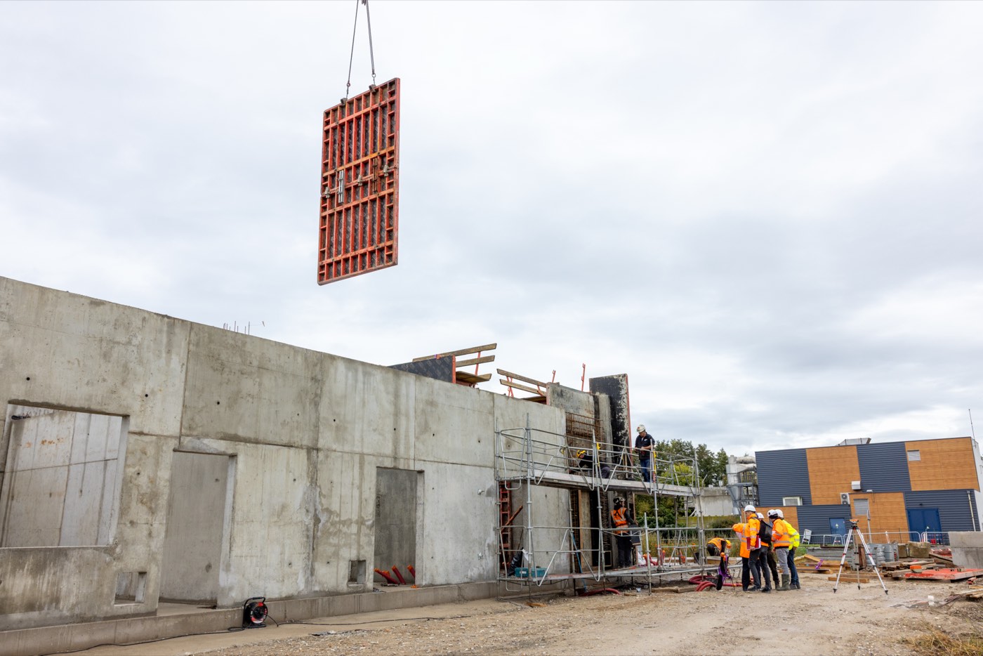 Levage d'une banche de coffrage par grue sur un chantier