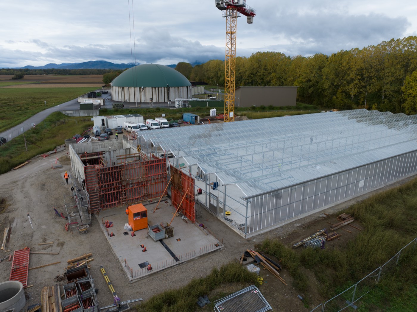 Vue aérienne drone d'une serre industrielle en construction