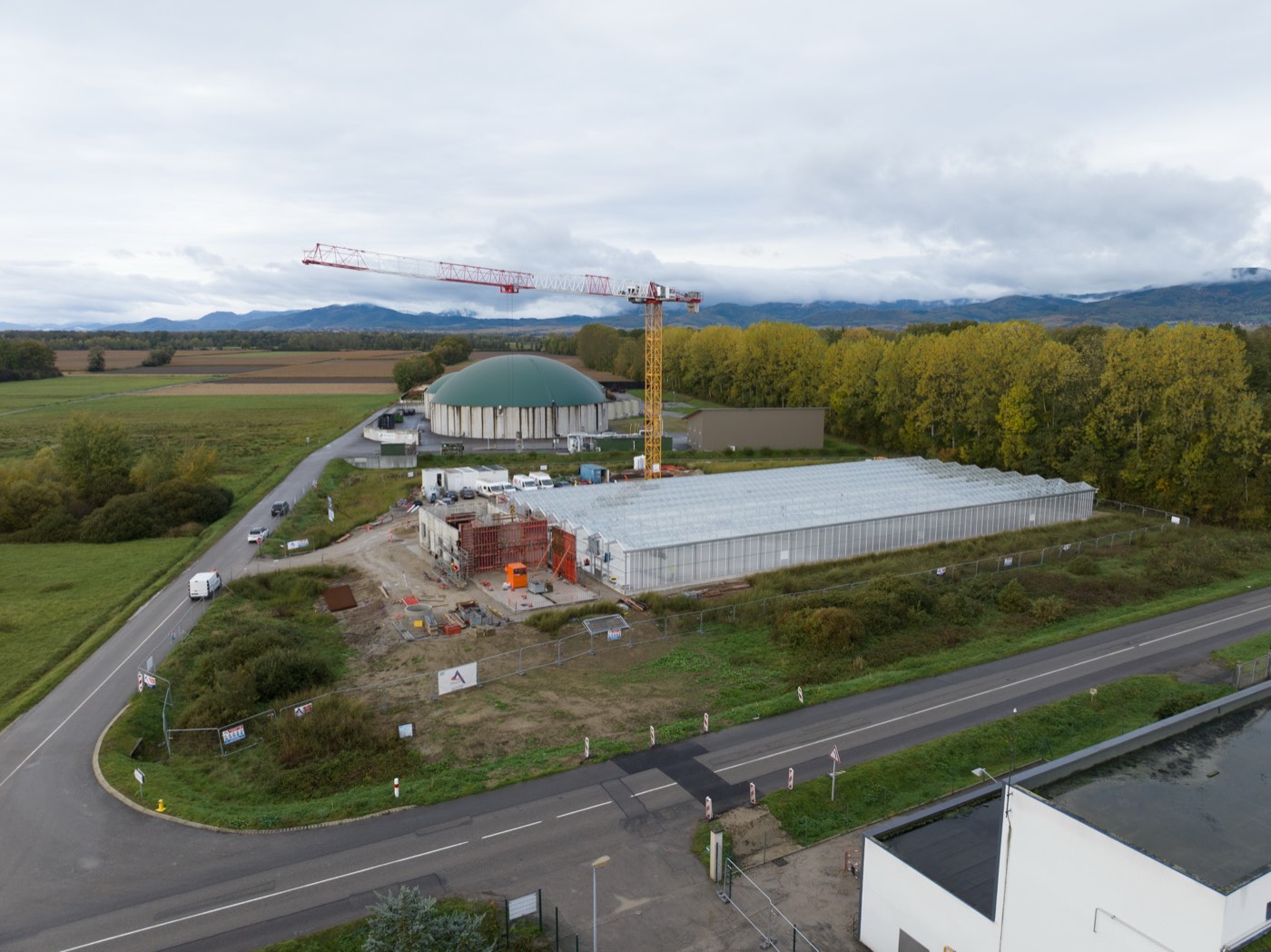 Vue aérienne d'un site en construction, mission mensuelle de suivi