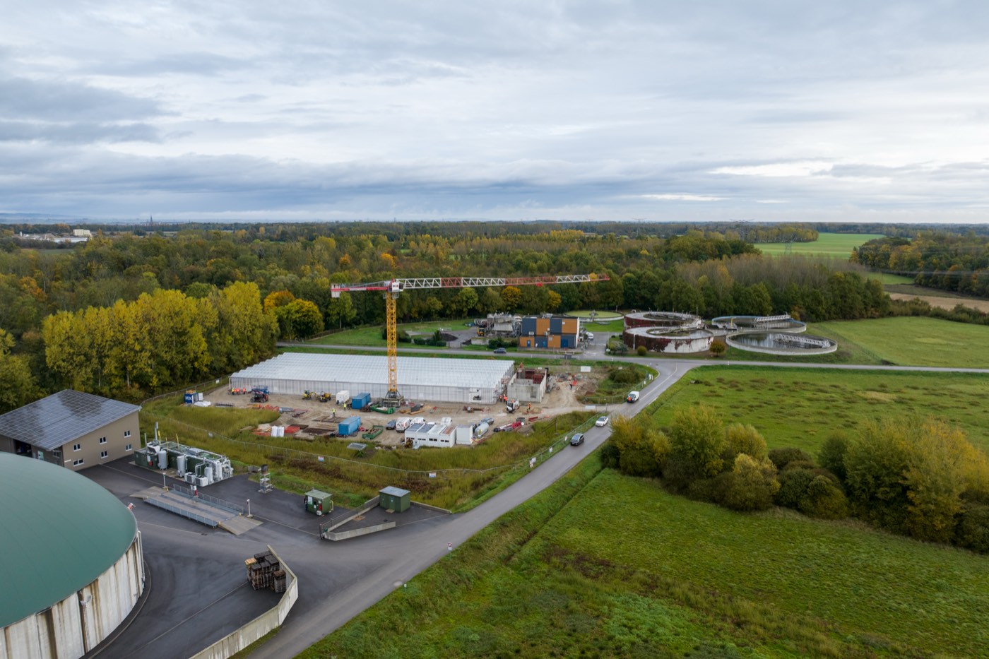 Vue aérienne d'ensemble d'un chantier avec grue en Alsace