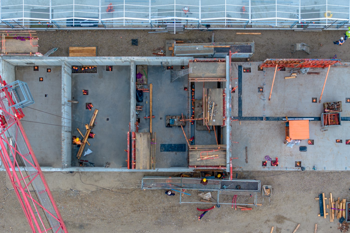 Vue zénithale drone d'un chantier avec grue et coffrages