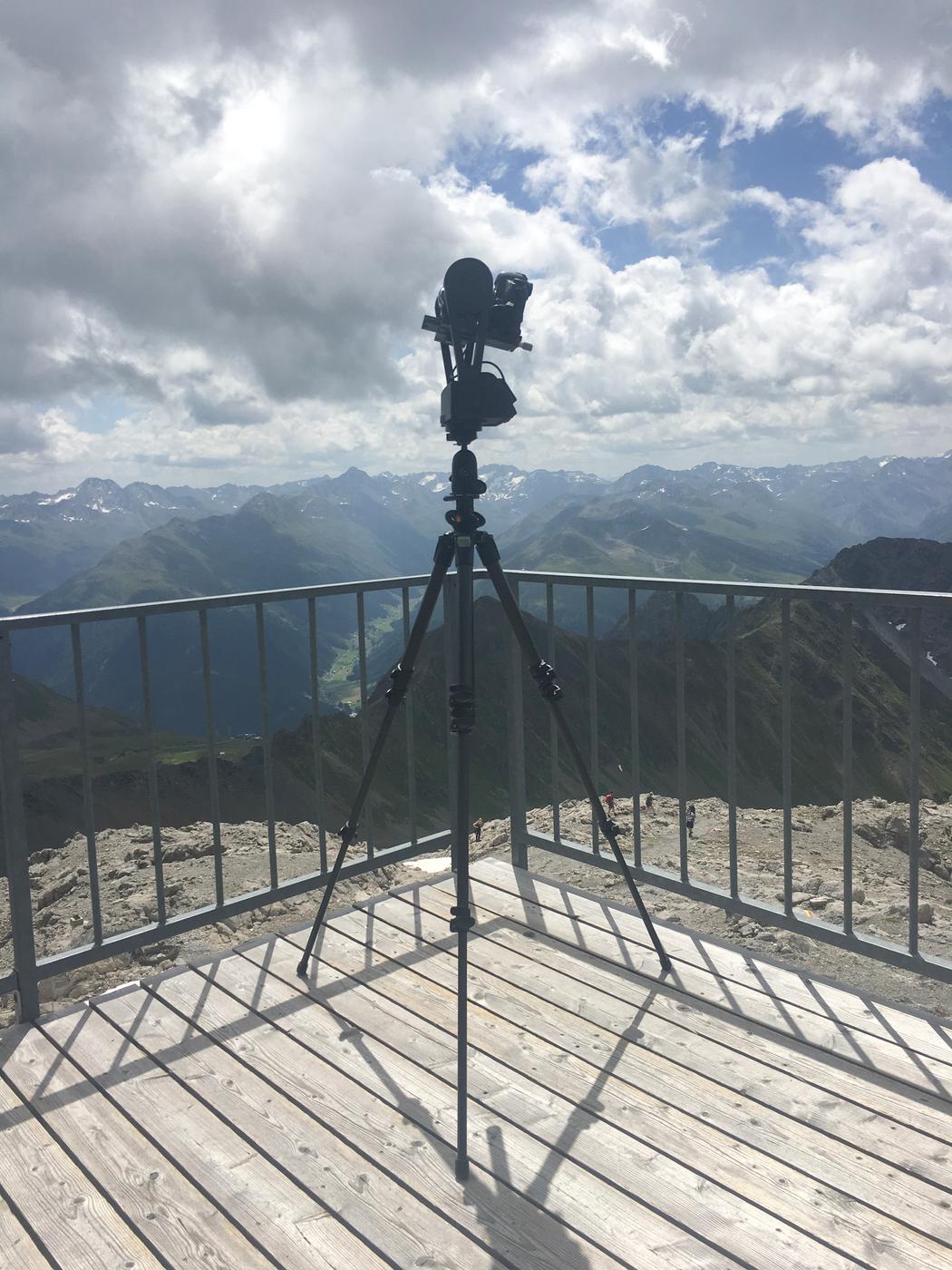 La tête panoramique motorisée sur son trépied, plateforme au-dessus de la vallée de Davos, 8 juillet 2017