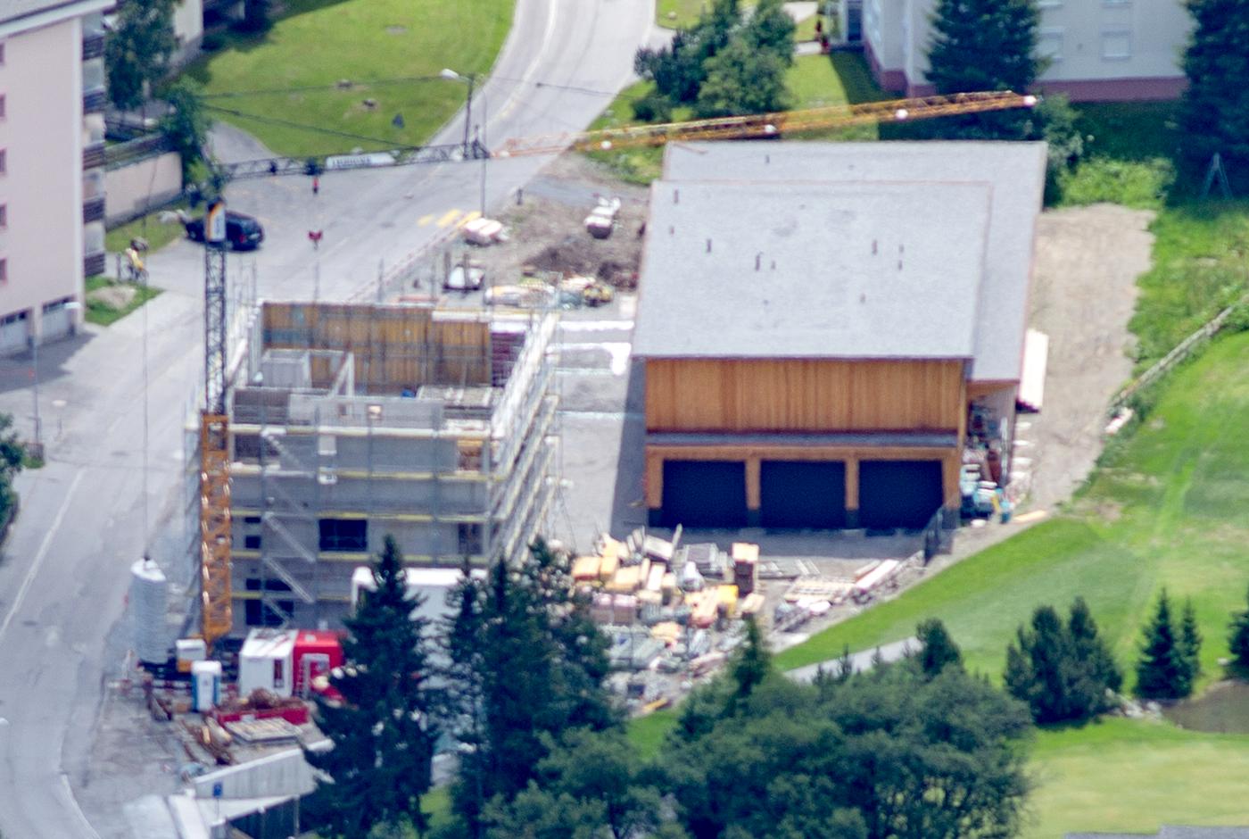 Zoom natif dans le gigapixel : un chantier à Davos Dorf, échafaudages, banches et charpente neuve