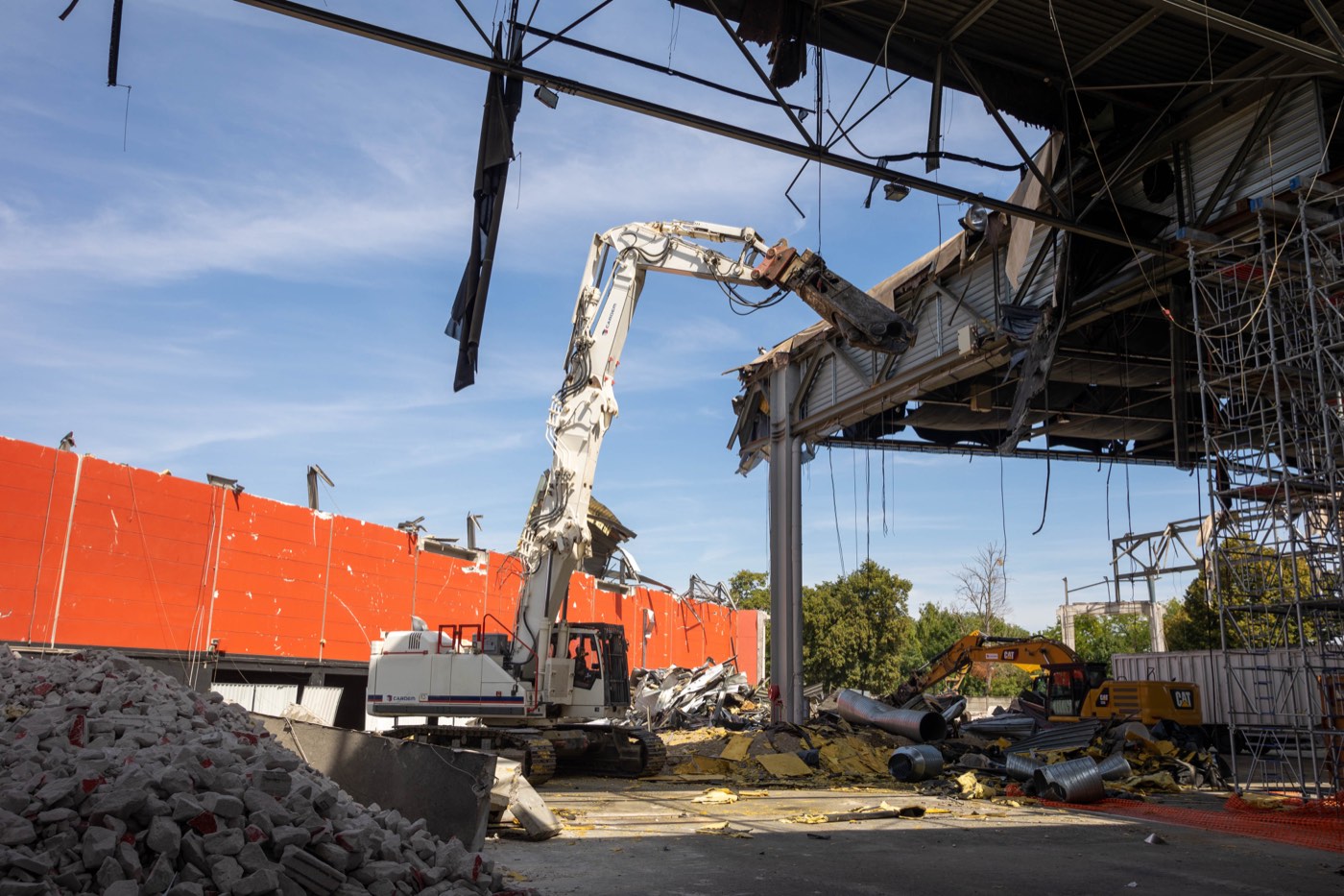 Bras articulé d'une pelle de démolition en action sur un chantier