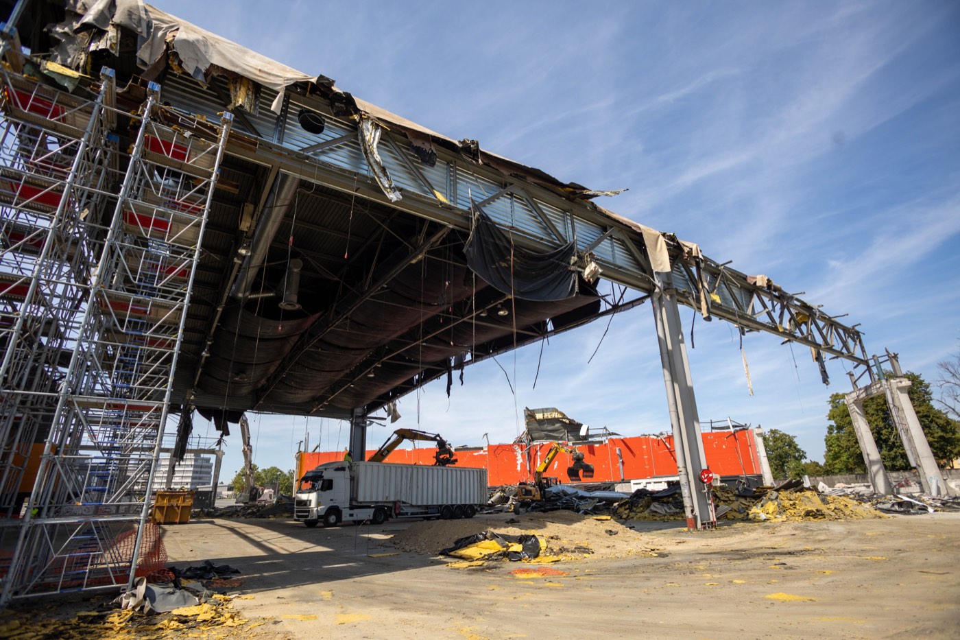 Charpente métallique en cours de déconstruction vue en contre-plongée