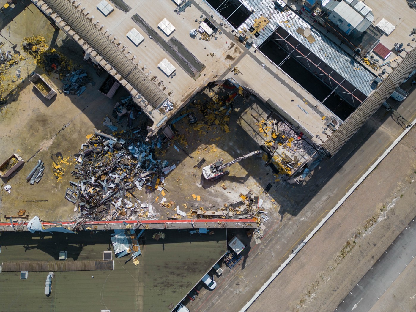 Vue zénithale drone d'un chantier de déconstruction industrielle