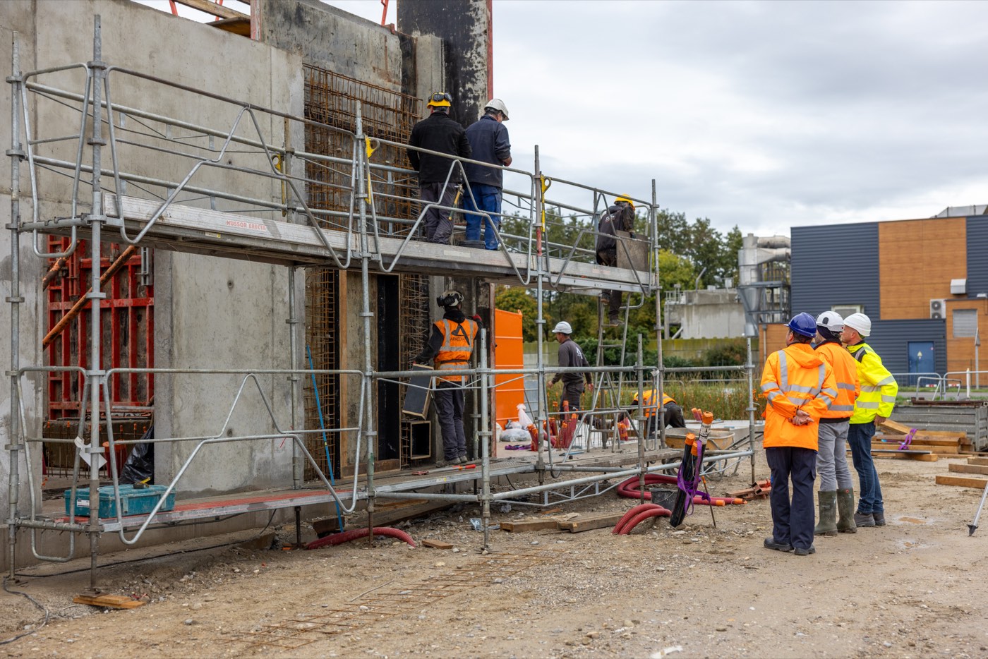 Équipe de chantier au travail sur échafaudage
