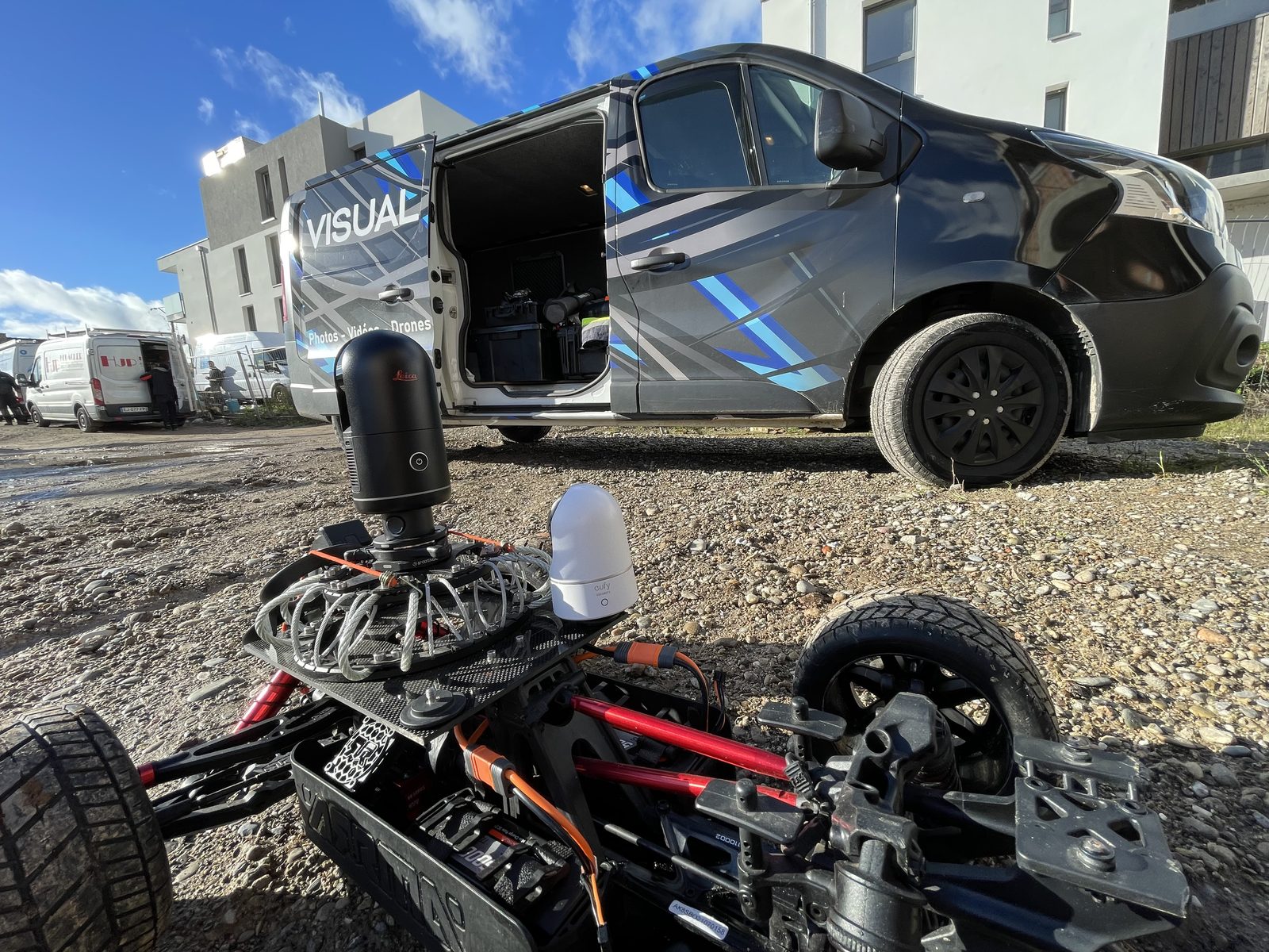Rover LiDAR et camionnette Visual Alsace sur chantier