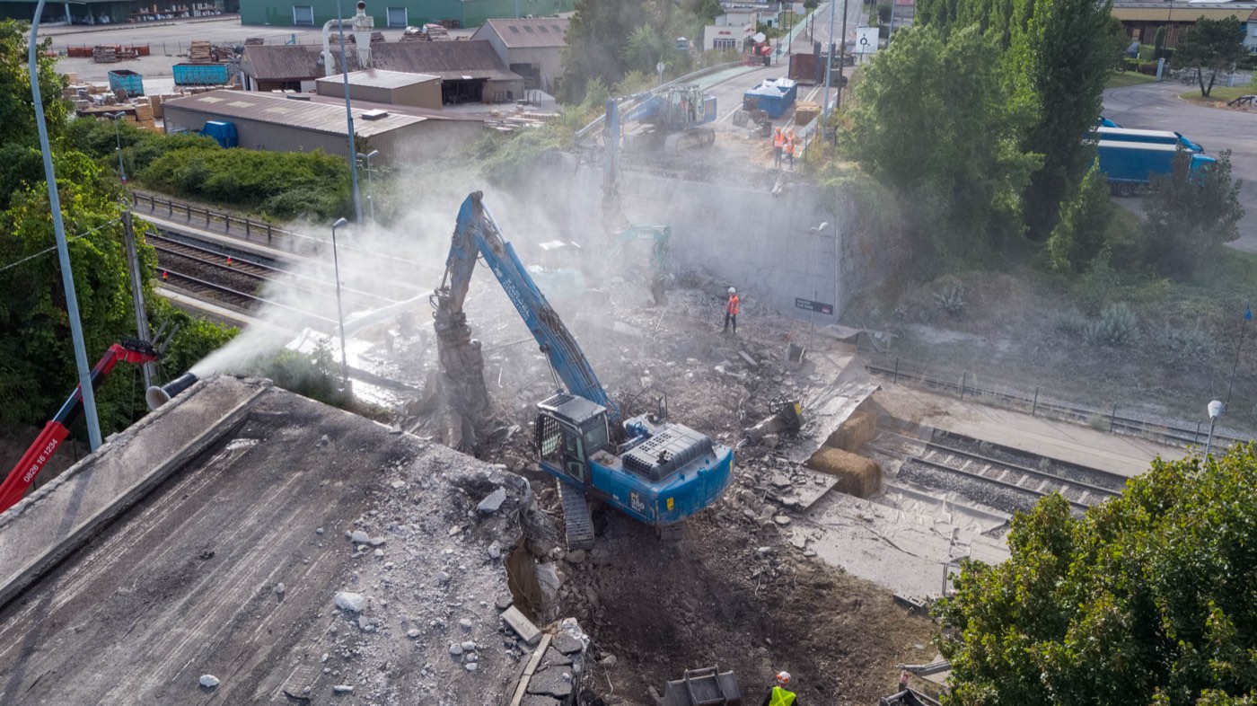 Abattage de la poussière à l'arrosage pendant la démolition
