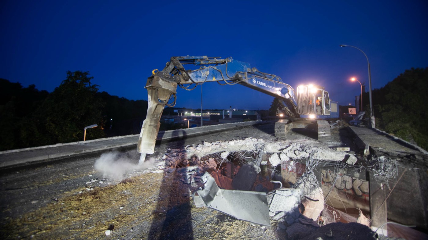 Le brise-roche au travail sur le tablier, de nuit