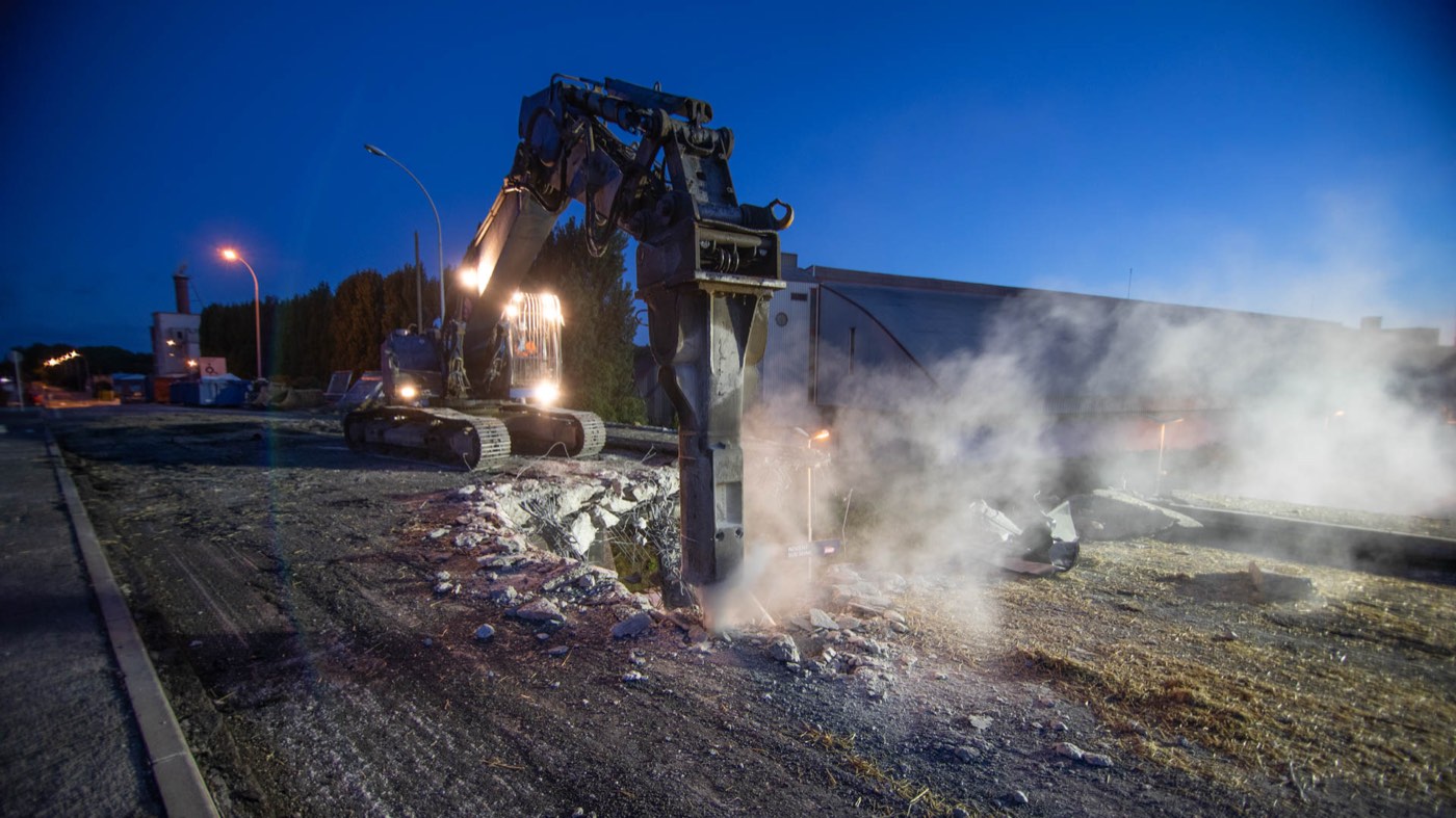 Brise-roche hydraulique dans la vapeur, de nuit