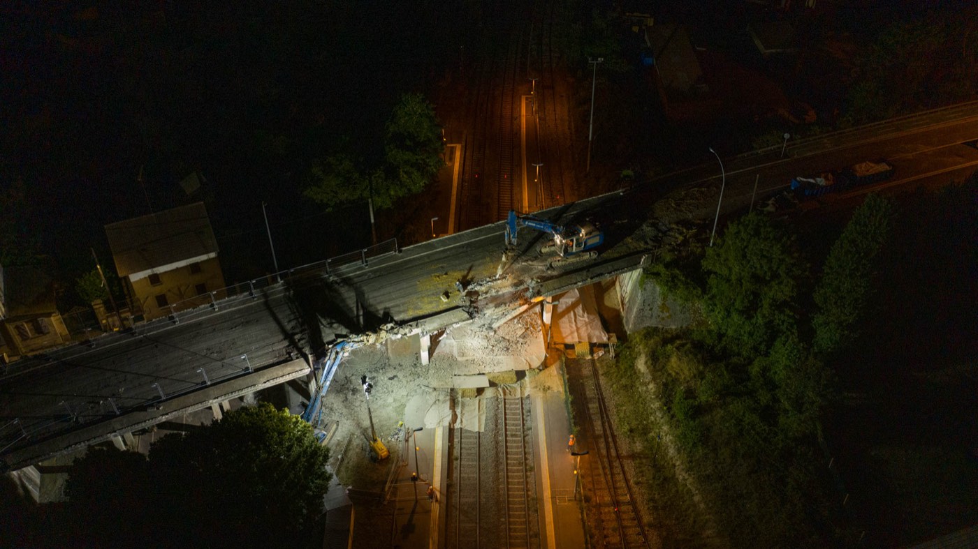 Le chantier illuminé vu du drone en pleine nuit