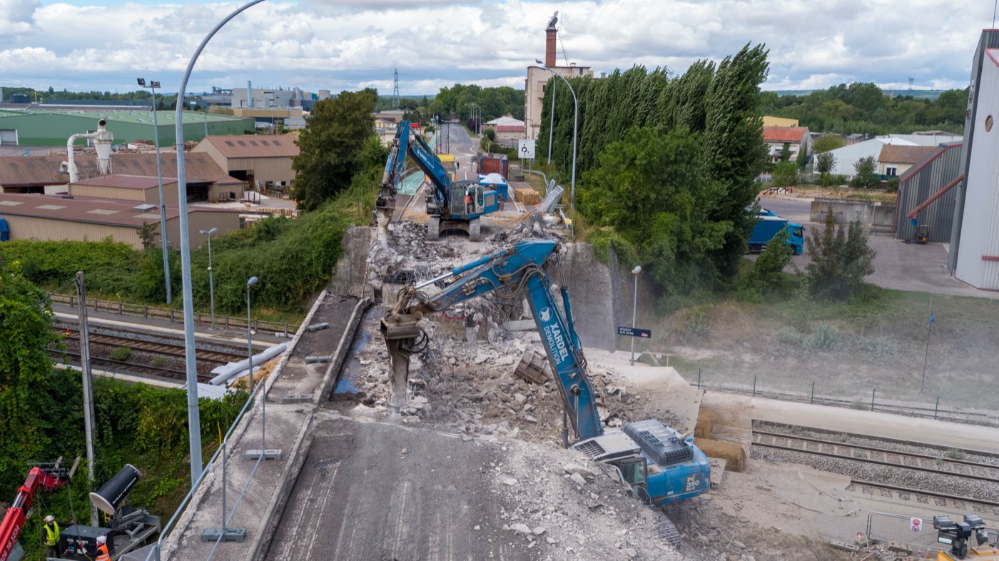 Deux pelles de démolition sur l'ouvrage au matin