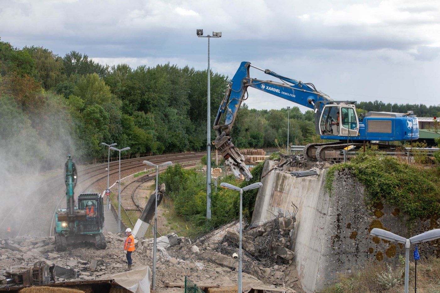 Les pelles achèvent la culée du pont