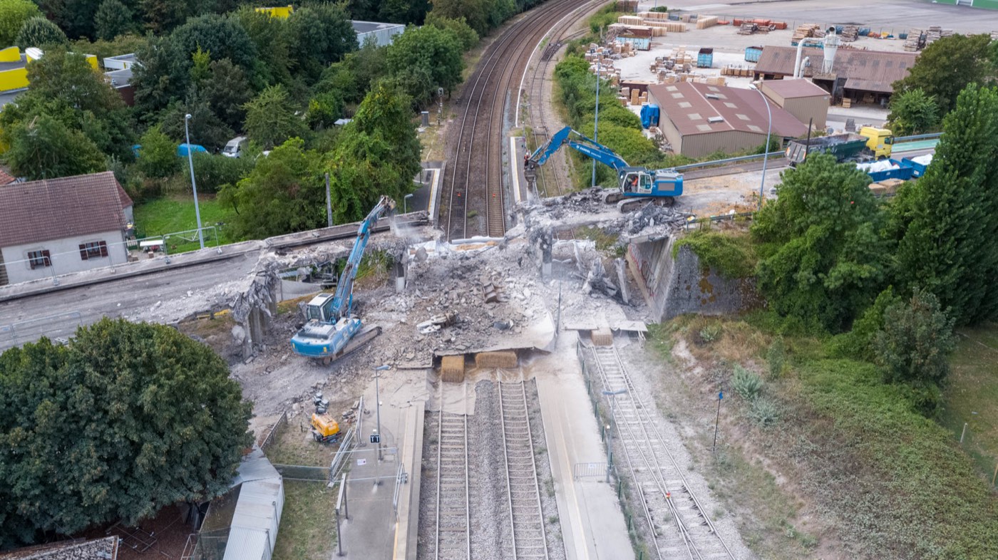 Le pont éventré au-dessus des voies, vu du drone
