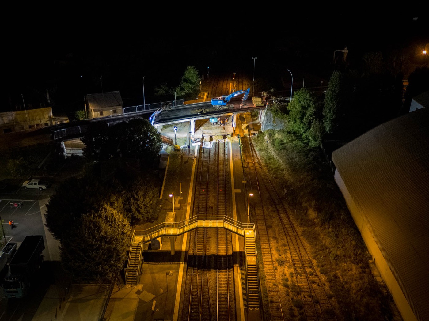Le pont et la passerelle de la gare de nuit, vus du drone