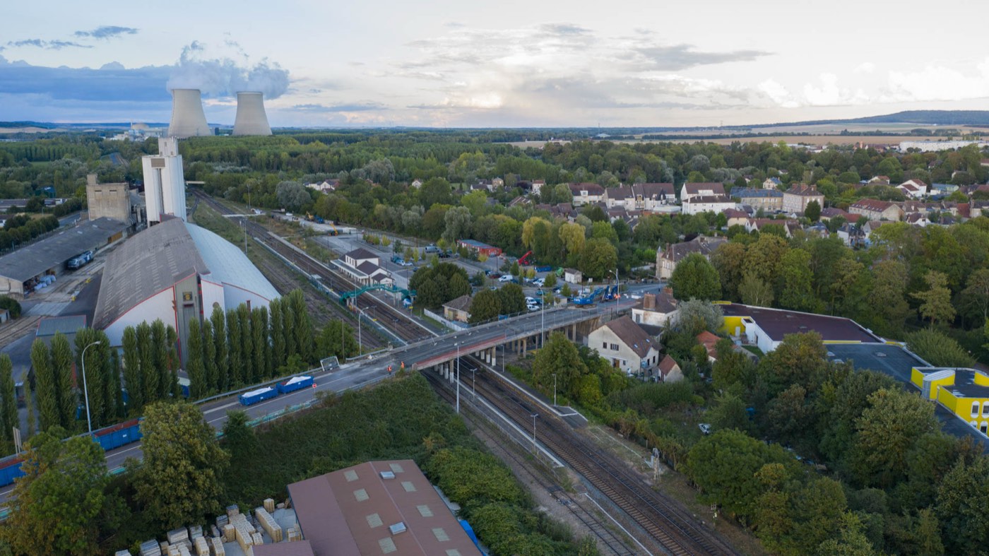 Nogent-sur-Seine vue du ciel, la centrale à l'horizon