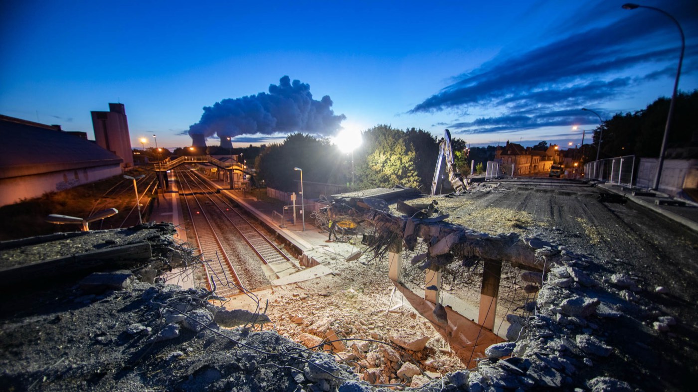 Vue d'ensemble du chantier et des voies à l'heure bleue