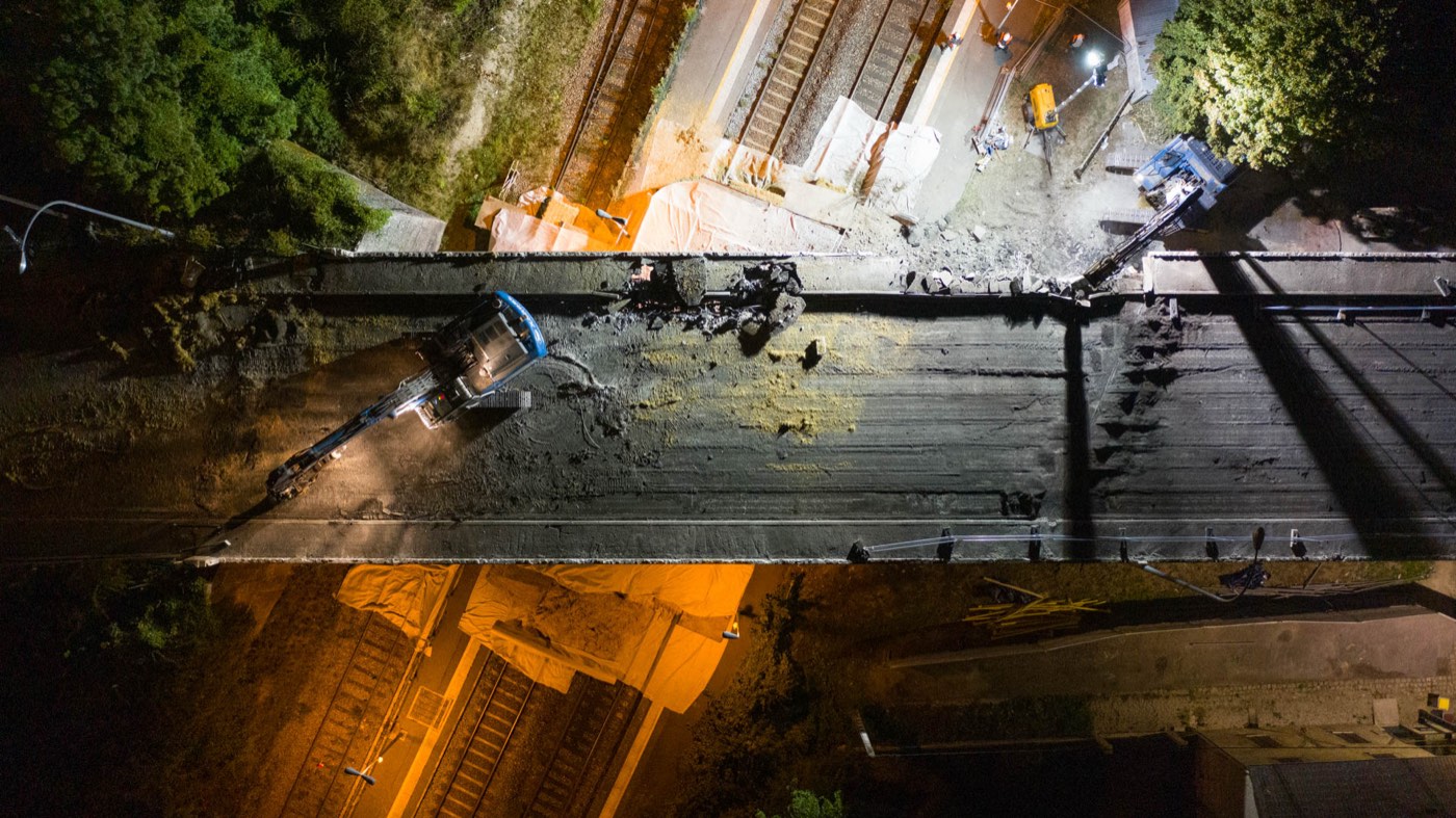 Vue zénithale du chantier de démolition de nuit