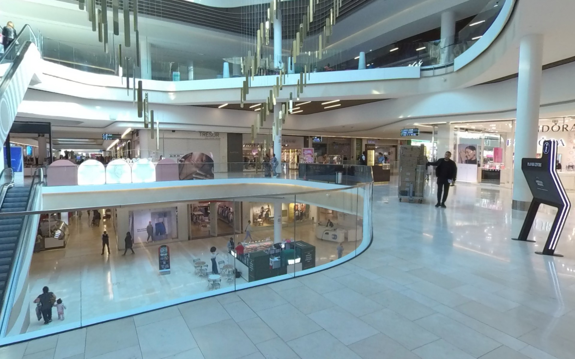 Galerie sur deux niveaux du centre commercial Créteil Soleil, vue extraite d'une visite virtuelle 360°