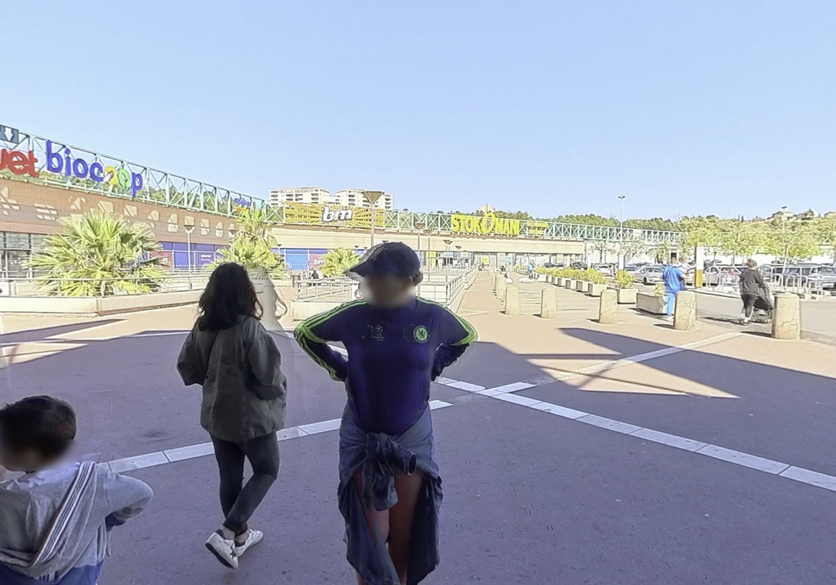 Parvis du centre commercial Grand Littoral à Marseille