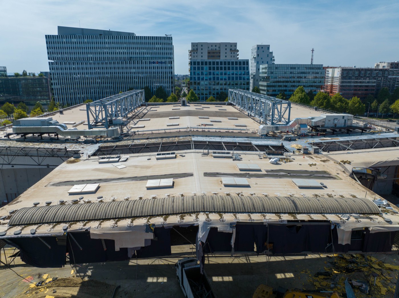 Toiture industrielle photographiée par drone devant les tours de Strasbourg