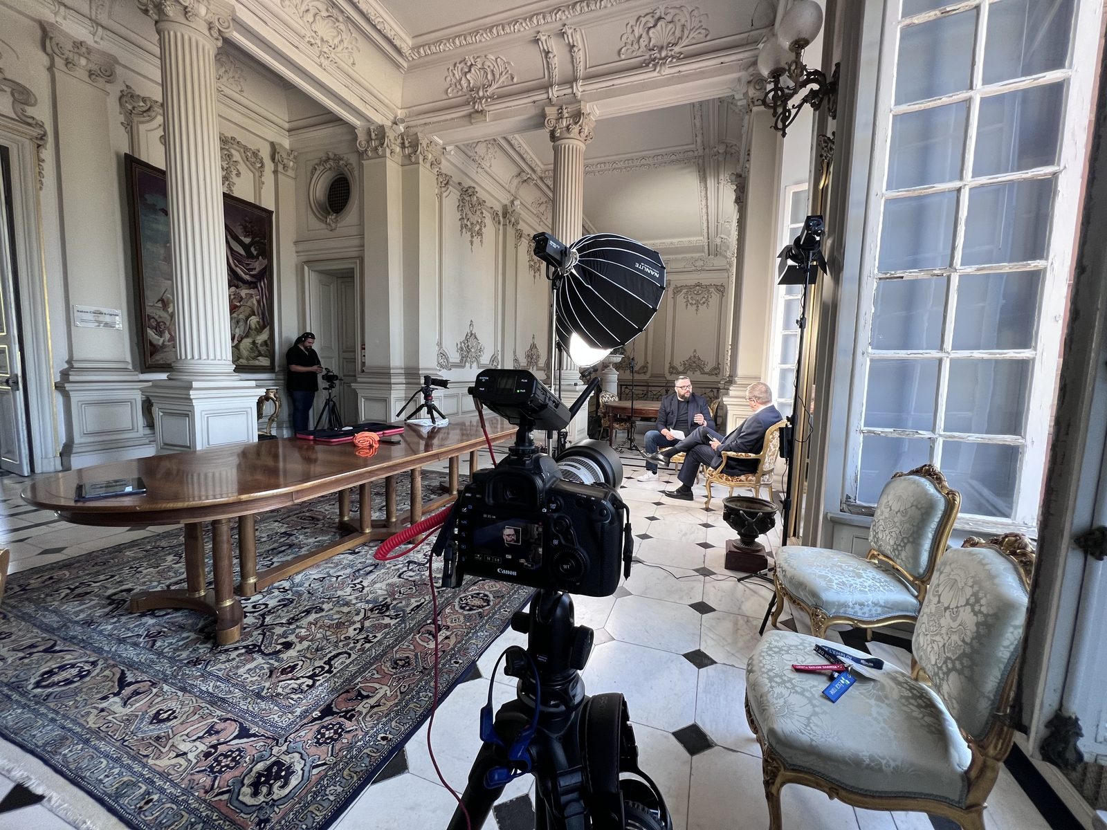 Setup production video avec nanlites et chaises