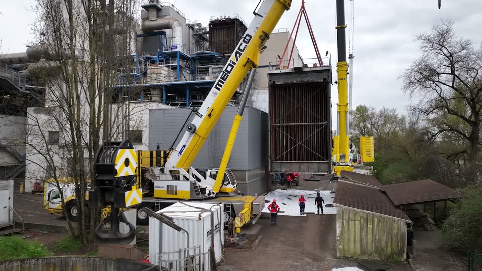 Grue au travail lors du démantèlement à l'UVE de Strasbourg