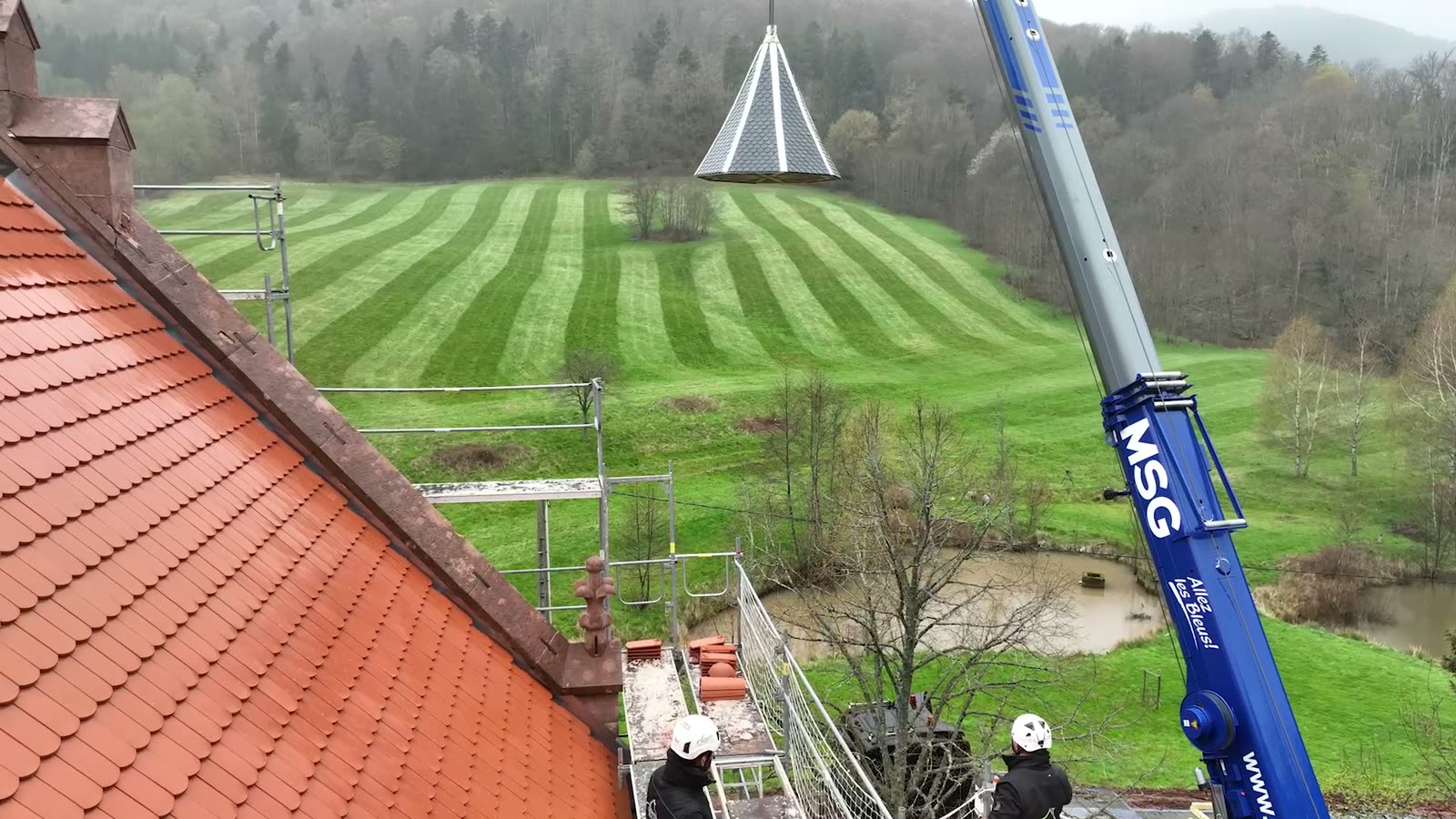 La pose du clocheton de Gensbourg à la grue