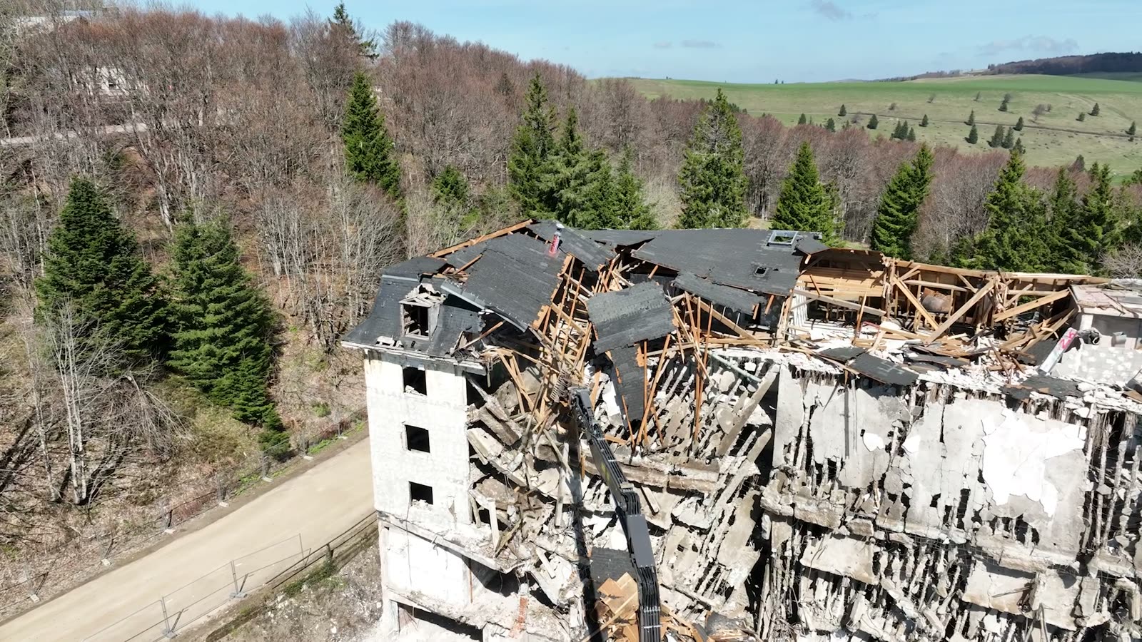 La pelle au grappin dans la structure du Grand Hôtel du Markstein