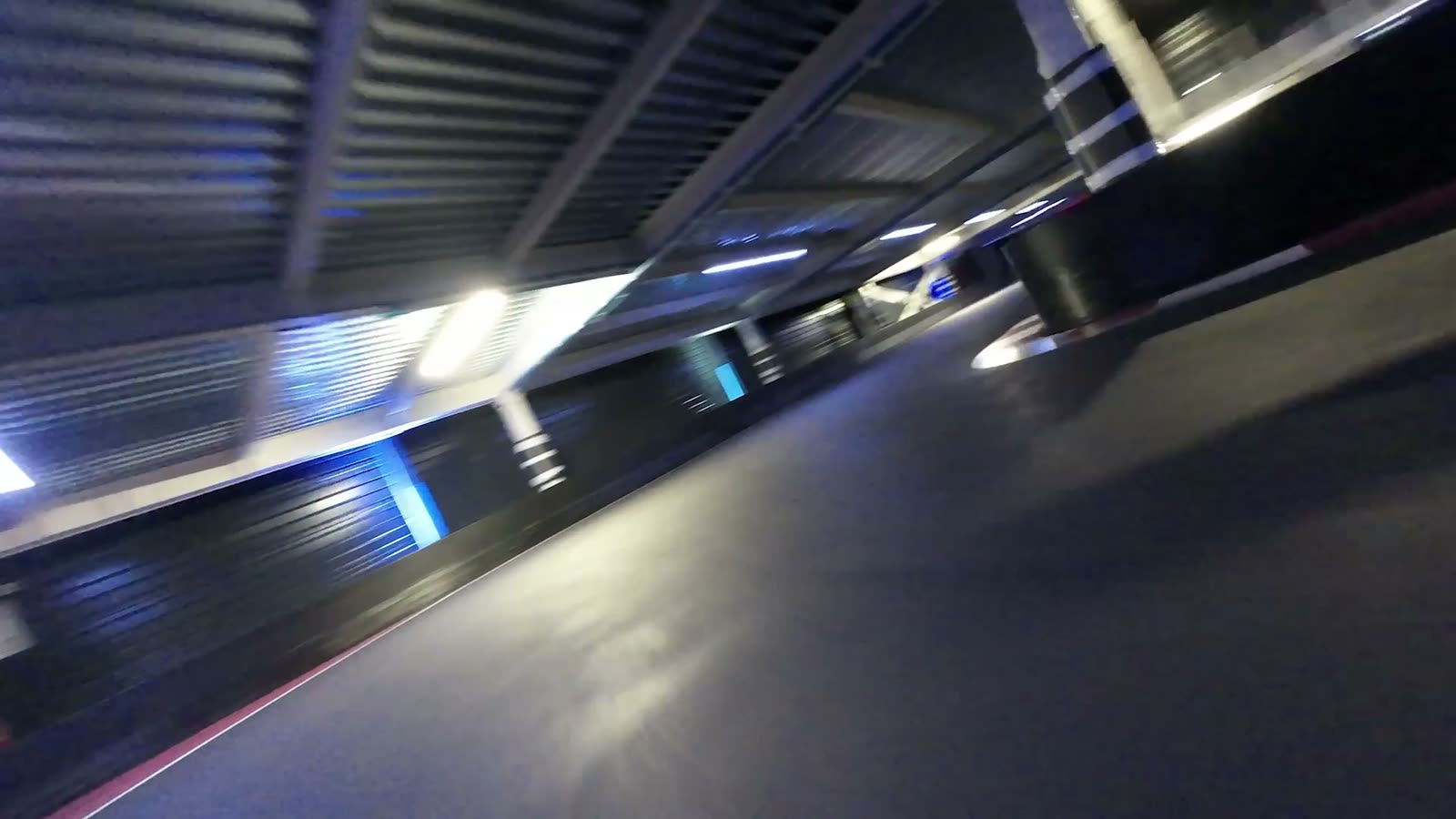 La piste indoor de WKL Karting sous les néons